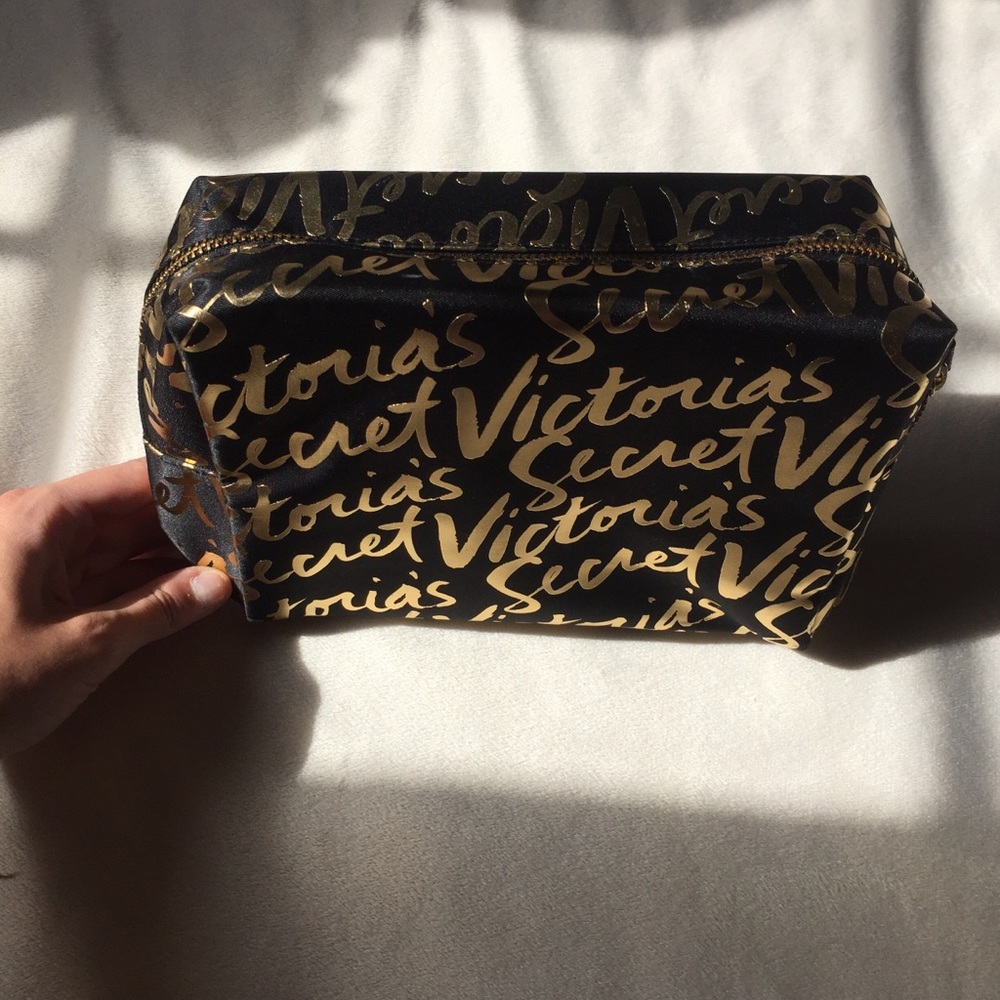 NWOT Victoria’s Secret cosmetic bag!!🖤